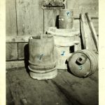 Svartkvit foto av utstyr til brygging av øl merka med tal skriven med blott, 1-4.