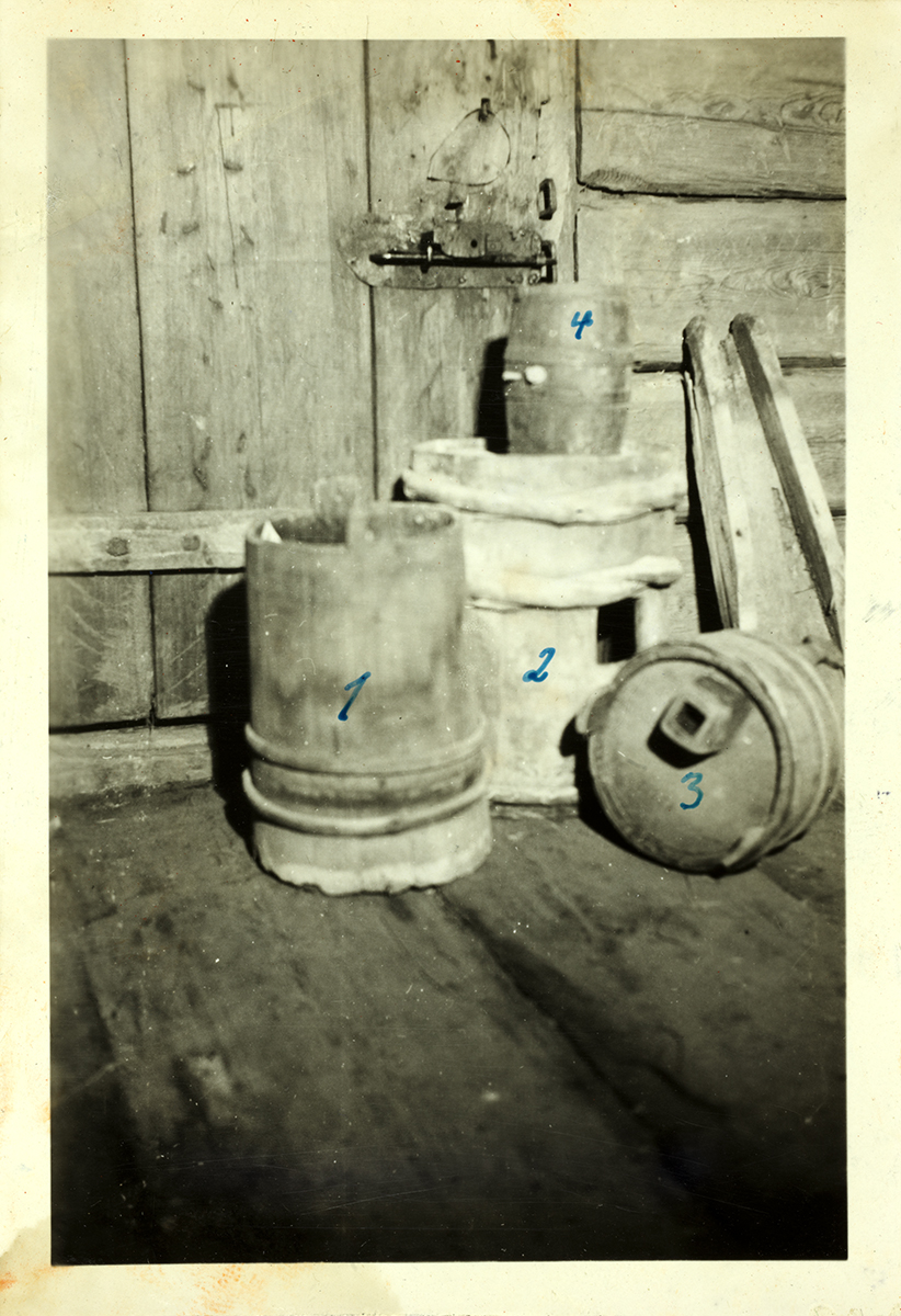 Svartkvit foto av utstyr til brygging av øl merka med tal skriven med blott, 1-4.